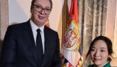 ПОКЛОН КИНЕСКОЈ НОВИНАРКИ: Председник Вучић рецитовао стихове Десанке Максимовић ПОКЛОН КИНЕСКОЈ НОВИНАРКИ: Председник Вучић рецитовао стихове Десанке Максимовић