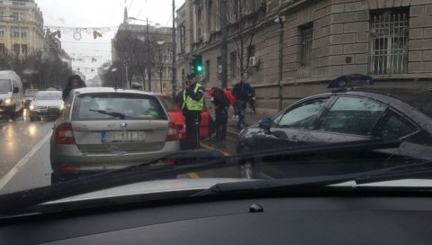 ЖЕСТОК УДЕС У ЦЕНТРУ БЕОГРАДА: Мушкарац лежи насред улице, изгубио контролу над воланом, па скренуо у супротну траку! (ФОТО) ЖЕСТОК УДЕС У ЦЕНТРУ БЕОГРАДА: Мушкарац лежи насред улице, изгубио контролу над воланом, па скренуо у супротну траку! (ФОТО)