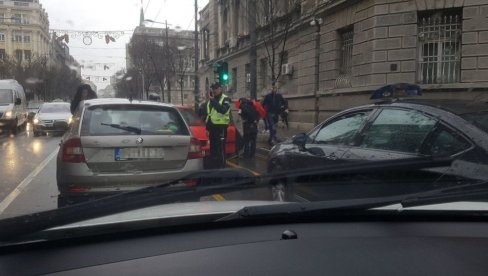 ЖЕСТОК УДЕС У ЦЕНТРУ БЕОГРАДА: Мушкарац лежи насред улице, изгубио контролу над воланом, па скренуо у супротну траку! (ФОТО) ЖЕСТОК УДЕС У ЦЕНТРУ БЕОГРАДА: Мушкарац лежи насред улице, изгубио контролу над воланом, па скренуо у супротну траку! (ФОТО)