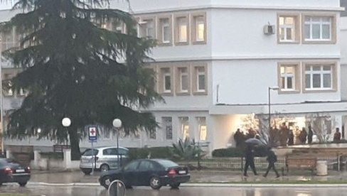 BUKNULA KORONA U ŠKOLI NAKON ORGANIZOVANOG SKIJANJA: Oko 130 đaka iz Ulcinja u samoizolaciji BUKNULA KORONA U ŠKOLI NAKON ORGANIZOVANOG SKIJANJA: Oko 130 đaka iz Ulcinja u samoizolaciji