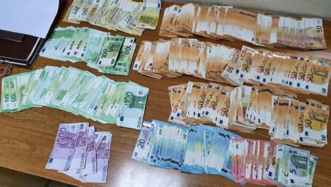 АКЦИЈА ЦАРИНЕ ТОКОМ ВИКЕНДА: Спречена два покушаја кријумчарења, заплењено 50.000 евра АКЦИЈА ЦАРИНЕ ТОКОМ ВИКЕНДА: Спречена два покушаја кријумчарења, заплењено 50.000 евра