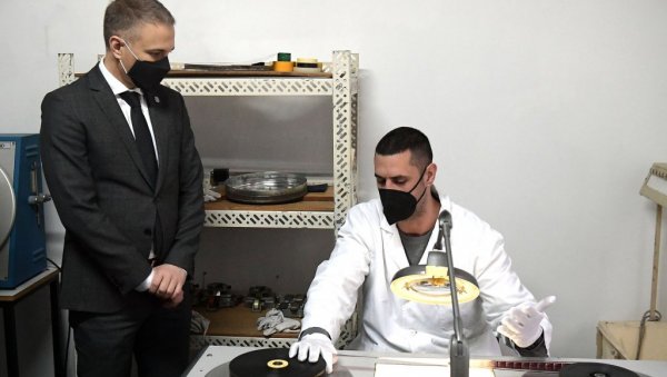 МИНИСТАР СТЕФАНОВИЋ: Наставићемо да улажемо и развијамо Застава филм МИНИСТАР СТЕФАНОВИЋ: Наставићемо да улажемо и развијамо Застава филм