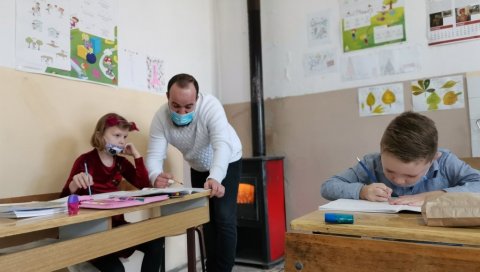 НАТАЛИЈА И МАТЕЈА МОЈИ ЈЕДИНИ ЂАЦИ: Небојша Петковић ради у школи у Зубовцу и има само два ученика НАТАЛИЈА И МАТЕЈА МОЈИ ЈЕДИНИ ЂАЦИ: Небојша Петковић ради у школи у Зубовцу и има само два ученика