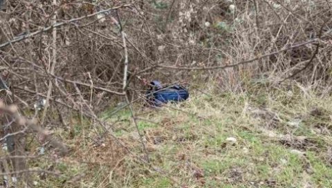 БРЗА АКЦИЈА ХАПШЕЊА У НИШУ: Разбојик (20) покушао оружану пљачку мењачнице, полицајци га пронашли на гробљу (ФОТО) БРЗА АКЦИЈА ХАПШЕЊА У НИШУ: Разбојик (20) покушао оружану пљачку мењачнице, полицајци га пронашли на гробљу (ФОТО)