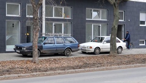 КАЗНЕ И ОПОМЕНЕ ЗБОГ ПАРКИРАЊА: Појачана контрола власника возила и таксиста у Новом Саду КАЗНЕ И ОПОМЕНЕ ЗБОГ ПАРКИРАЊА: Појачана контрола власника возила и таксиста у Новом Саду
