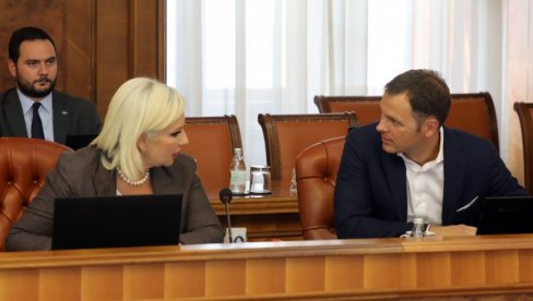 ZORANIN PREDLOG NIJE STIGAO DO MALOG: Ministarstvo energetike traži povećanje rudne rente, odluku donosi Ministarstvo finansija ZORANIN PREDLOG NIJE STIGAO DO MALOG: Ministarstvo energetike traži povećanje rudne rente, odluku donosi Ministarstvo finansija