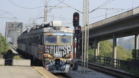 SUDAR VOZOVA U TUNELU KOD VUKOVOG SPOMENIKA: Ima teško povređenih SUDAR VOZOVA U TUNELU KOD VUKOVOG SPOMENIKA: Ima teško povređenih