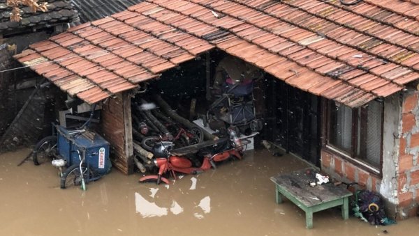 ОБНОВА КУЋА ПОСЛЕ ПОПЛАВА: Белопаланчани примили помоћ у матријалу и води ОБНОВА КУЋА ПОСЛЕ ПОПЛАВА: Белопаланчани примили помоћ у матријалу и води