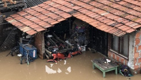 ОБНОВА КУЋА ПОСЛЕ ПОПЛАВА: Белопаланчани примили помоћ у матријалу и води ОБНОВА КУЋА ПОСЛЕ ПОПЛАВА: Белопаланчани примили помоћ у матријалу и води