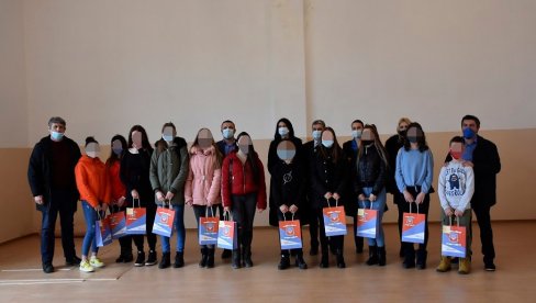 DVADESET TABLETA NAJBOLJIM ĐACIMA: Predstavnici Srpske liste posetili školu u Lapljem selu (FOTO) DVADESET TABLETA NAJBOLJIM ĐACIMA: Predstavnici Srpske liste posetili školu u Lapljem selu (FOTO)