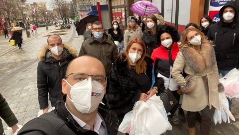 БЕДЕМ ОДБРАНЕ НАЦИОНАЛНИХ ИНТЕРЕСА: Кандидати за посланике и активисти Српске листе обилазили Северну Митровицу (ФОТО) БЕДЕМ ОДБРАНЕ НАЦИОНАЛНИХ ИНТЕРЕСА: Кандидати за посланике и активисти Српске листе обилазили Северну Митровицу (ФОТО)