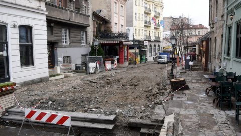 СКАДАРЛИЈИ НОВА МРЕЖА И ШАХТОВИ: На потезу од чесме до Три шешира ради се на водоводу и канализацији СКАДАРЛИЈИ НОВА МРЕЖА И ШАХТОВИ: На потезу од чесме до Три шешира ради се на водоводу и канализацији