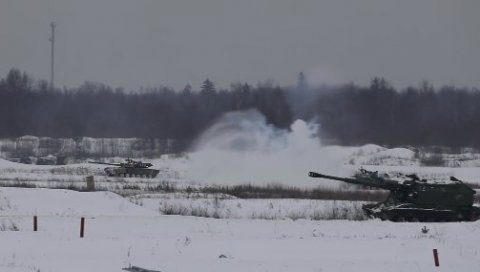 НА ЗЕМЉИ И ИЗ ВАЗДУХА: Војна вежба руских тенкиста, учествовало више од 600 војника (ВИДЕО) НА ЗЕМЉИ И ИЗ ВАЗДУХА: Војна вежба руских тенкиста, учествовало више од 600 војника (ВИДЕО)