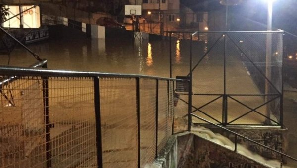ХАВАРИЈА НА ВОДОВОДНОЈ МРЕЖИ: Река текла ужичким улицама ХАВАРИЈА НА ВОДОВОДНОЈ МРЕЖИ: Река текла ужичким улицама
