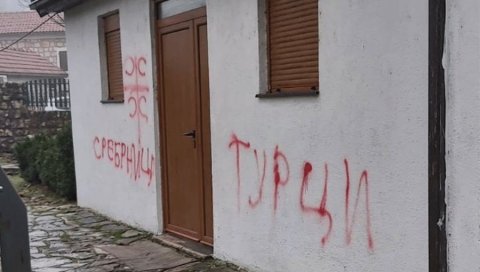 ОЧАЈНИЧКА ПРОВОКАЦИЈА ДПС ПРЕ ИЗБОРА У НИКШИЋУ: Скандалозни графити осванули на Хаџи-Исмаиловој џамији ОЧАЈНИЧКА ПРОВОКАЦИЈА ДПС ПРЕ ИЗБОРА У НИКШИЋУ: Скандалозни графити осванули на Хаџи-Исмаиловој џамији