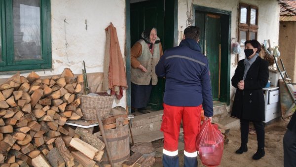 ПАКЕТИ ЗА СОЦИЈАЛНО УГРОЖЕНЕ: Велика помоћ за 400 грађана општине Свилајанац ПАКЕТИ ЗА СОЦИЈАЛНО УГРОЖЕНЕ: Велика помоћ за 400 грађана општине Свилајанац