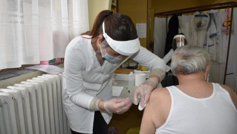 У КИКИНДИ ПОЧЕЛО ПРИМАЊЕ ДРУГЕ ДОЗЕ ВАКЦИНЕ: Опада број заражених У КИКИНДИ ПОЧЕЛО ПРИМАЊЕ ДРУГЕ ДОЗЕ ВАКЦИНЕ: Опада број заражених