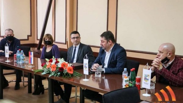 ПОРОДИЧНИ КАРАВАН У СЕЧЊУ: Покрајински секретар у обиласку војвођанских општина, циљ програма - да нас има више (ФОТО+ВИДЕО) ПОРОДИЧНИ КАРАВАН У СЕЧЊУ: Покрајински секретар у обиласку војвођанских општина, циљ програма - да нас има више (ФОТО+ВИДЕО)