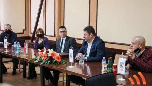ПОРОДИЧНИ КАРАВАН У СЕЧЊУ: Покрајински секретар у обиласку војвођанских општина, циљ програма - да нас има више (ФОТО+ВИДЕО) ПОРОДИЧНИ КАРАВАН У СЕЧЊУ: Покрајински секретар у обиласку војвођанских општина, циљ програма - да нас има више (ФОТО+ВИДЕО)