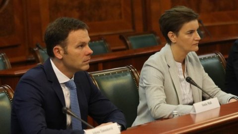 СУТРА ПРЕДСТАВЉАЊЕ СРЕТЕЊСКОГ ПАКЕТА МЕРА: Помоћ државе грађанима и привреди вредна 2.5 милијарде евра, ево шта подразумева СУТРА ПРЕДСТАВЉАЊЕ СРЕТЕЊСКОГ ПАКЕТА МЕРА: Помоћ државе грађанима и привреди вредна 2.5 милијарде евра, ево шта подразумева