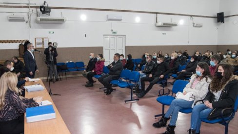 ОПШТИНА ПРЊАВОР ПРИМЕР УЛАГАЊА У ОБРАЗОВАЊЕ МЛАДИХ: За омладинске пројекте, стипендије и награде 350.000 КМ ОПШТИНА ПРЊАВОР ПРИМЕР УЛАГАЊА У ОБРАЗОВАЊЕ МЛАДИХ: За омладинске пројекте, стипендије и награде 350.000 КМ