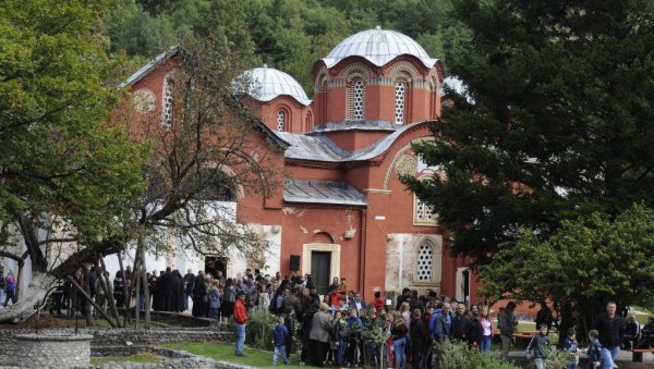 СРБИ НАПАДНУТИ КОД ПЕЋИ: Кренули у Патријаршију, Албанац им претио и блокирао пут СРБИ НАПАДНУТИ КОД ПЕЋИ: Кренули у Патријаршију, Албанац им претио и блокирао пут