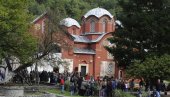 СРБИ НАПАДНУТИ КОД ПЕЋИ: Кренули у Патријаршију, Албанац им претио и блокирао пут СРБИ НАПАДНУТИ КОД ПЕЋИ: Кренули у Патријаршију, Албанац им претио и блокирао пут