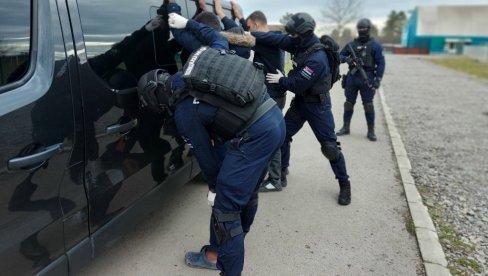 ODREĐENO MU ZADRŽAVANJE OD 48 SATI: U Subotici uhapšen osumnjičeni krijumčar ljudi ODREĐENO MU ZADRŽAVANJE OD 48 SATI: U Subotici uhapšen osumnjičeni krijumčar ljudi