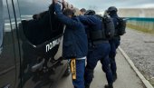 КОД КАЊИЖЕ ПРОНАЂЕНО 27 МИГРАНАТА: Сви ће бити превезени у прихватни центар КОД КАЊИЖЕ ПРОНАЂЕНО 27 МИГРАНАТА: Сви ће бити превезени у прихватни центар