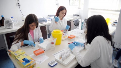 КОЈА ВАКЦИНА НАЈБРЖЕ ДЕЛУЈЕ: Институт за примену нуклеарне енергије испитивао учинак различитих цепива после прве дозе КОЈА ВАКЦИНА НАЈБРЖЕ ДЕЛУЈЕ: Институт за примену нуклеарне енергије испитивао учинак различитих цепива после прве дозе