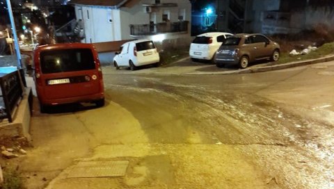 ПОПЛАВА ЗБОГ ДИВЉЕ МРЕЖЕ: Низ улицу Радмиле Савићевић у Миријеву већ месецима се сливају фекалије ПОПЛАВА ЗБОГ ДИВЉЕ МРЕЖЕ: Низ улицу Радмиле Савићевић у Миријеву већ месецима се сливају фекалије