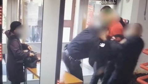 УДАРАЛИ ГА ПЕНДРЕКОМ, ИСПРСКАЛИ СУЗАВЦЕМ: Скандал у Хрватској, полицајци претукли мушкарца у суду јер није носио маску! (ФОТО+ВИДЕО) УДАРАЛИ ГА ПЕНДРЕКОМ, ИСПРСКАЛИ СУЗАВЦЕМ: Скандал у Хрватској, полицајци претукли мушкарца у суду јер није носио маску! (ФОТО+ВИДЕО)