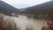 LIM POPLAVIO DESETINE HEKTARA ORANICA: Rekom ponovo pluta velika količina smeća (VIDEO) LIM POPLAVIO DESETINE HEKTARA ORANICA: Rekom ponovo pluta velika količina smeća (VIDEO)