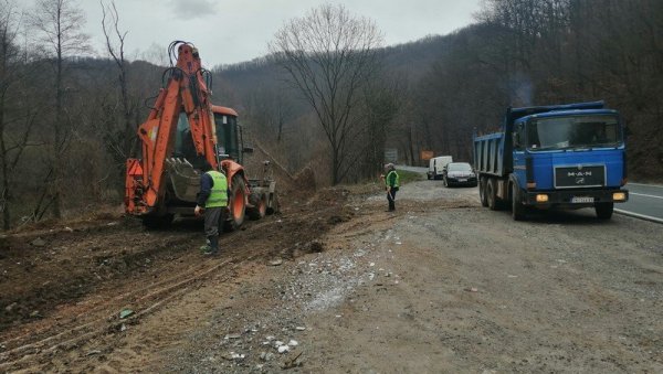БОРБА ПРОТИВ ДЕПОНИЈЕ ЧУВА ЈЕЗЕРО ЋЕЛИЈЕ: Почело чишћење приобаља реке Блаташнице БОРБА ПРОТИВ ДЕПОНИЈЕ ЧУВА ЈЕЗЕРО ЋЕЛИЈЕ: Почело чишћење приобаља реке Блаташнице