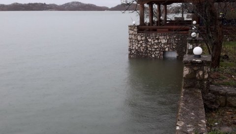 ПОПЛАВЕ ОКО СКАДАРСКОГ ЈЕЗЕРА: Вода ушла у подруме, пут Владимир-Острос оштећен ПОПЛАВЕ ОКО СКАДАРСКОГ ЈЕЗЕРА: Вода ушла у подруме, пут Владимир-Острос оштећен