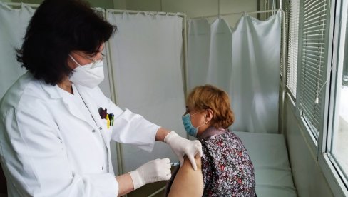 ДАНАС ДРУГА ДОЗА ЗА 224 ПАРАЋИНАЦА: Вакцинација и током празника ДАНАС ДРУГА ДОЗА ЗА 224 ПАРАЋИНАЦА: Вакцинација и током празника