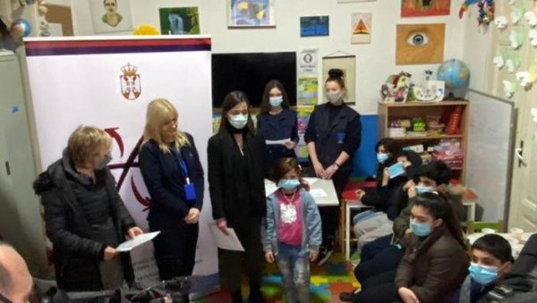УСПЕШНО ЗАВРШЕН КУРС ЕНГЛЕСКОГ ЈЕЗИКА: Деци мигрантима уручени сертификати УСПЕШНО ЗАВРШЕН КУРС ЕНГЛЕСКОГ ЈЕЗИКА: Деци мигрантима уручени сертификати