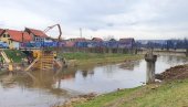 RADOVI U CENTRU PETROVCA NA MLAVI: Obnavljaju pešački most preko reke RADOVI U CENTRU PETROVCA NA MLAVI: Obnavljaju pešački most preko reke