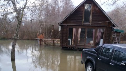 ПОПЛАВЕ У ЦРНОЈ ГОРИ: Излила се река Бојана, куће уз обалу под водом (ФОТО) ПОПЛАВЕ У ЦРНОЈ ГОРИ: Излила се река Бојана, куће уз обалу под водом (ФОТО)