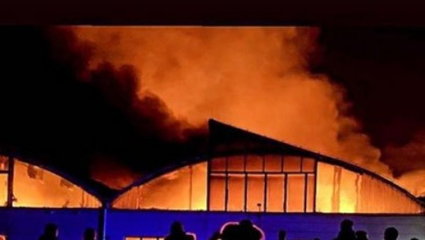 ВАТРЕНА СТИХИЈА У ФАБРИЦИ ПЛАСТИКЕ: У Брчком повређено више лица укључујући и ватрогасце ВАТРЕНА СТИХИЈА У ФАБРИЦИ ПЛАСТИКЕ: У Брчком повређено више лица укључујући и ватрогасце