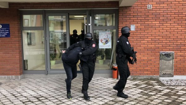 ХАПШЕЊА ЗБОГ УБИСТВА ЈОВАНА ЈОВАНОВИЋА: Котор на удару! Управа полиције Црне Горе се огласила и на Твитеру (ФОТО) ХАПШЕЊА ЗБОГ УБИСТВА ЈОВАНА ЈОВАНОВИЋА: Котор на удару! Управа полиције Црне Горе се огласила и на Твитеру (ФОТО)