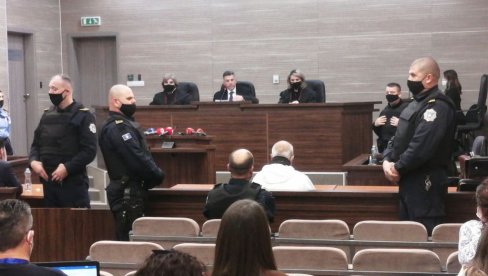 АЛБАНЦИ ОСУДИЛИ СРБИНА ЗБОГ НАВОДНОГ РАТНОГ ЗЛОЧИНА: Све у супротности са доказима, сведок идентификовао другу особу АЛБАНЦИ ОСУДИЛИ СРБИНА ЗБОГ НАВОДНОГ РАТНОГ ЗЛОЧИНА: Све у супротности са доказима, сведок идентификовао другу особу