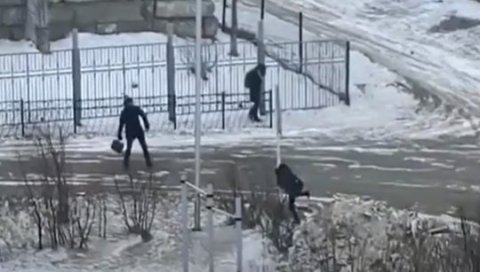 ОВО НИЈЕ ВЕТАР, ВЕЋ ПРАВИ УРАГАН: Људи летели по улицама, морали да се држе за саобраћајне знаке - хаос у Магадану (ВИДЕО) ОВО НИЈЕ ВЕТАР, ВЕЋ ПРАВИ УРАГАН: Људи летели по улицама, морали да се држе за саобраћајне знаке - хаос у Магадану (ВИДЕО)