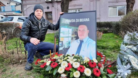 СРЦЕ ОД ЦВЕЋА И СВЕЋА ЗА БОЈАНА ПЕРАЋА: Тачно у четири сата, када је младић настрадао, породица одала пошту погинулом возачу ГСП (ВИДЕО) СРЦЕ ОД ЦВЕЋА И СВЕЋА ЗА БОЈАНА ПЕРАЋА: Тачно у четири сата, када је младић настрадао, породица одала пошту погинулом возачу ГСП (ВИДЕО)