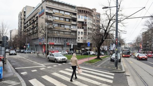 UDARIO U GLAVU ZAPOSLENOG U MINISTARSTVU: Napadač pušten da se brani sa slobode UDARIO U GLAVU ZAPOSLENOG U MINISTARSTVU: Napadač pušten da se brani sa slobode