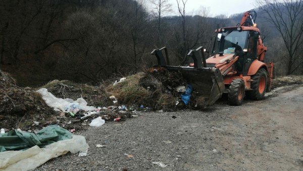 АКЦИЈА У КРУШЕВЦУ, БРУСУ И БЛАЦУ: Почело уклањање нелегалне депоније која прети језеру Ћелије АКЦИЈА У КРУШЕВЦУ, БРУСУ И БЛАЦУ: Почело уклањање нелегалне депоније која прети језеру Ћелије