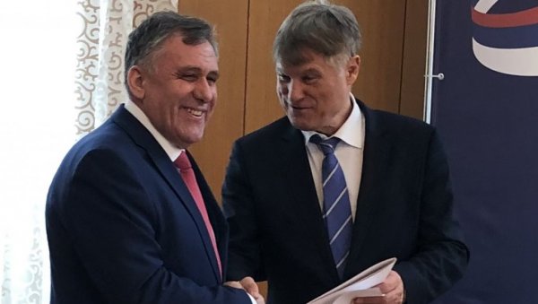 ПРИЈЕМ У АМБАСАДИ СРБИЈЕ У МОСКВИ: Лазански поделио плакете (ФОТО) ПРИЈЕМ У АМБАСАДИ СРБИЈЕ У МОСКВИ: Лазански поделио плакете (ФОТО)