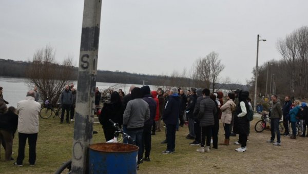ТЕЛИМА БРАНЕ ПОЛОЈСКУ ШУМУ: Борци за очување природе у Бачкој Паланци протестују против сече храстова ТЕЛИМА БРАНЕ ПОЛОЈСКУ ШУМУ: Борци за очување природе у Бачкој Паланци протестују против сече храстова