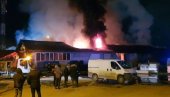 ВЕЛИКИ ПОЖАР У НОВОМ САДУ: Ватрогасне екипе се боре са буктињом, саобраћај блокиран ВЕЛИКИ ПОЖАР У НОВОМ САДУ: Ватрогасне екипе се боре са буктињом, саобраћај блокиран