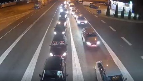 ВЕЛИКЕ ГУЖВЕ У СРБИЈИ: Закрчени путеви ка туристичким центрима, сви кренули на зимовање ВЕЛИКЕ ГУЖВЕ У СРБИЈИ: Закрчени путеви ка туристичким центрима, сви кренули на зимовање